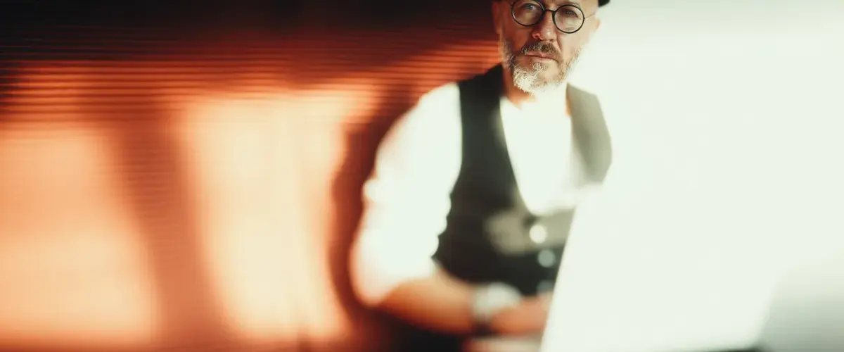 Mann arbeitet am Laptop, Schatteneffekt.