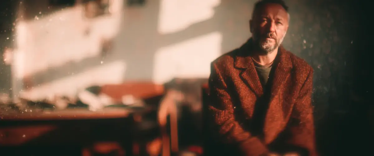 Nachdenklicher Mann in warmem Licht.