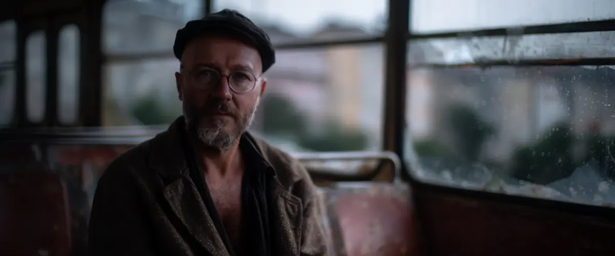 Ein Mann in der Straßenbahn